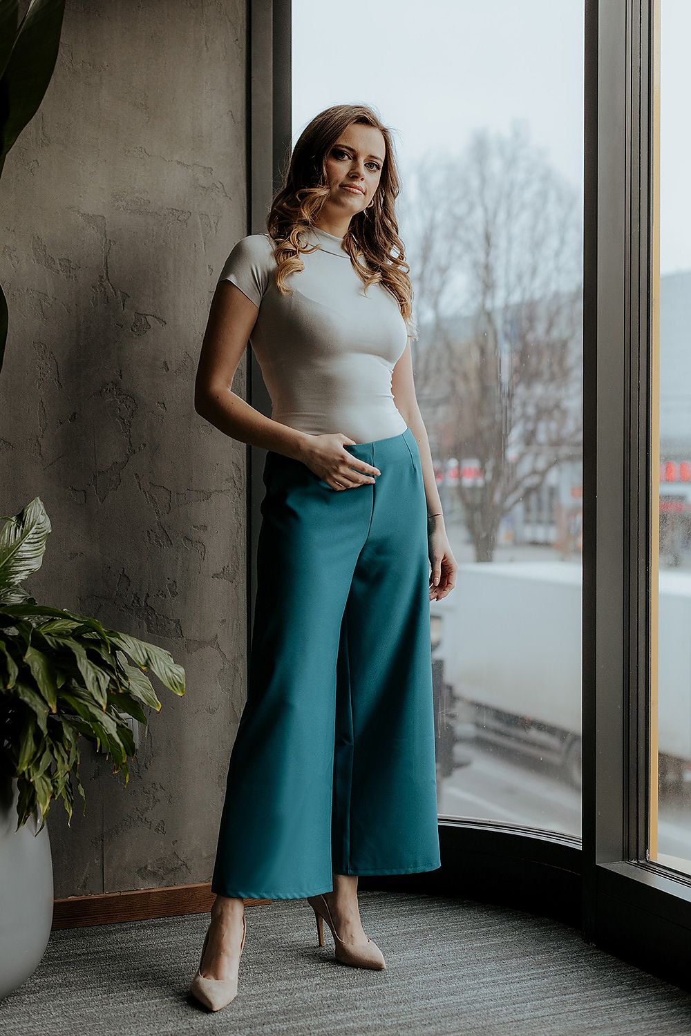 Chic Professional Women Cropped Wide-Leg Pants – High-Rise Stretchable