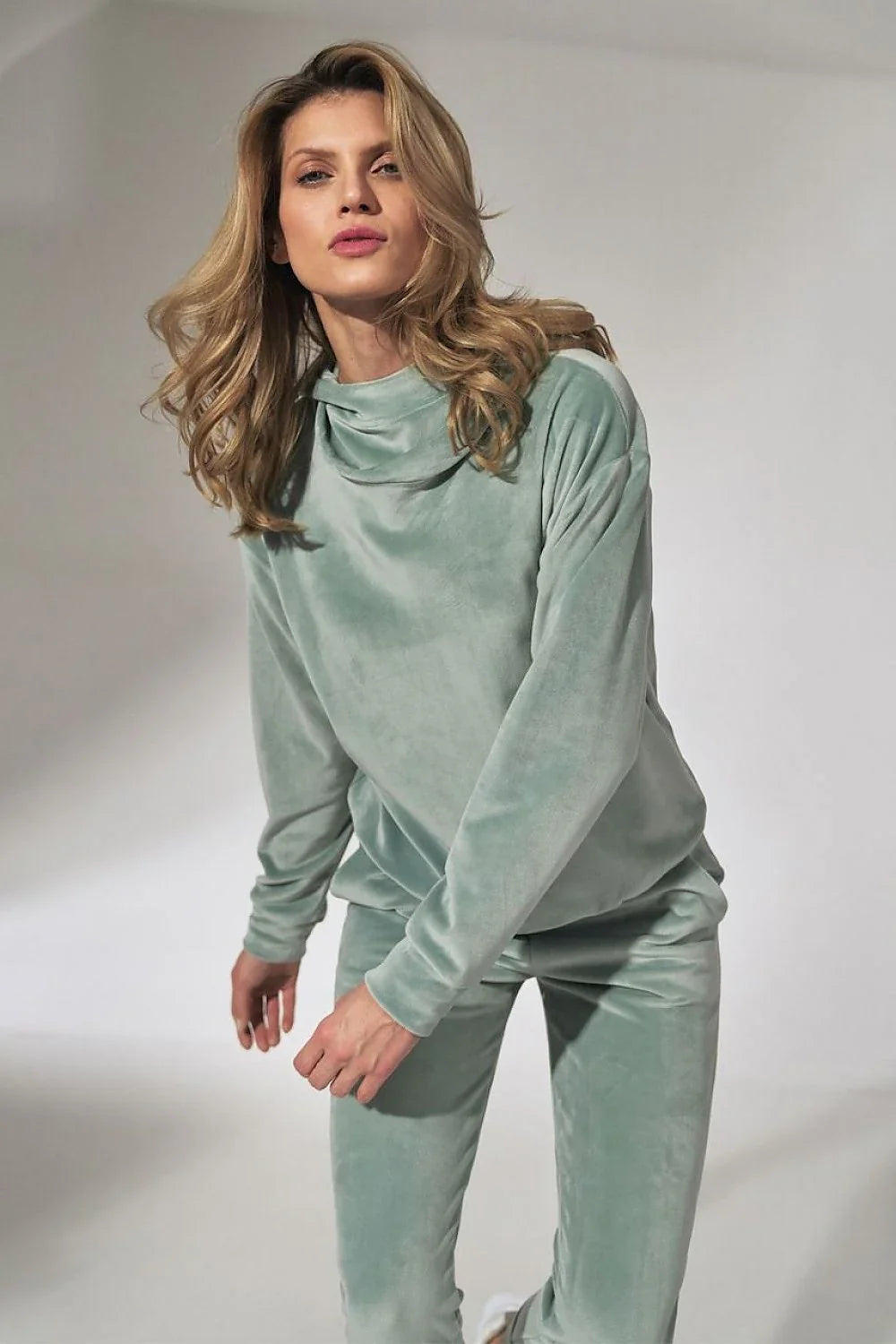 Women's Sweatshirt - Mock-Neck With Relaxed Fit