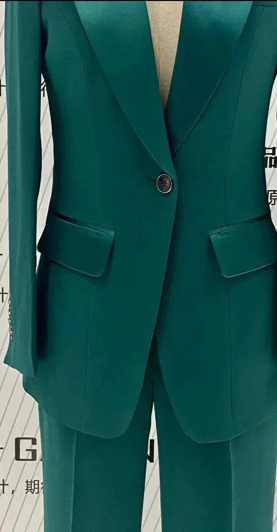 Chic Women's Pant Suit - Solid Single-Breasted